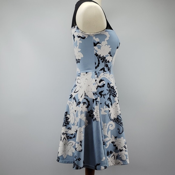 Trixxi dress - Picture 2 of 10